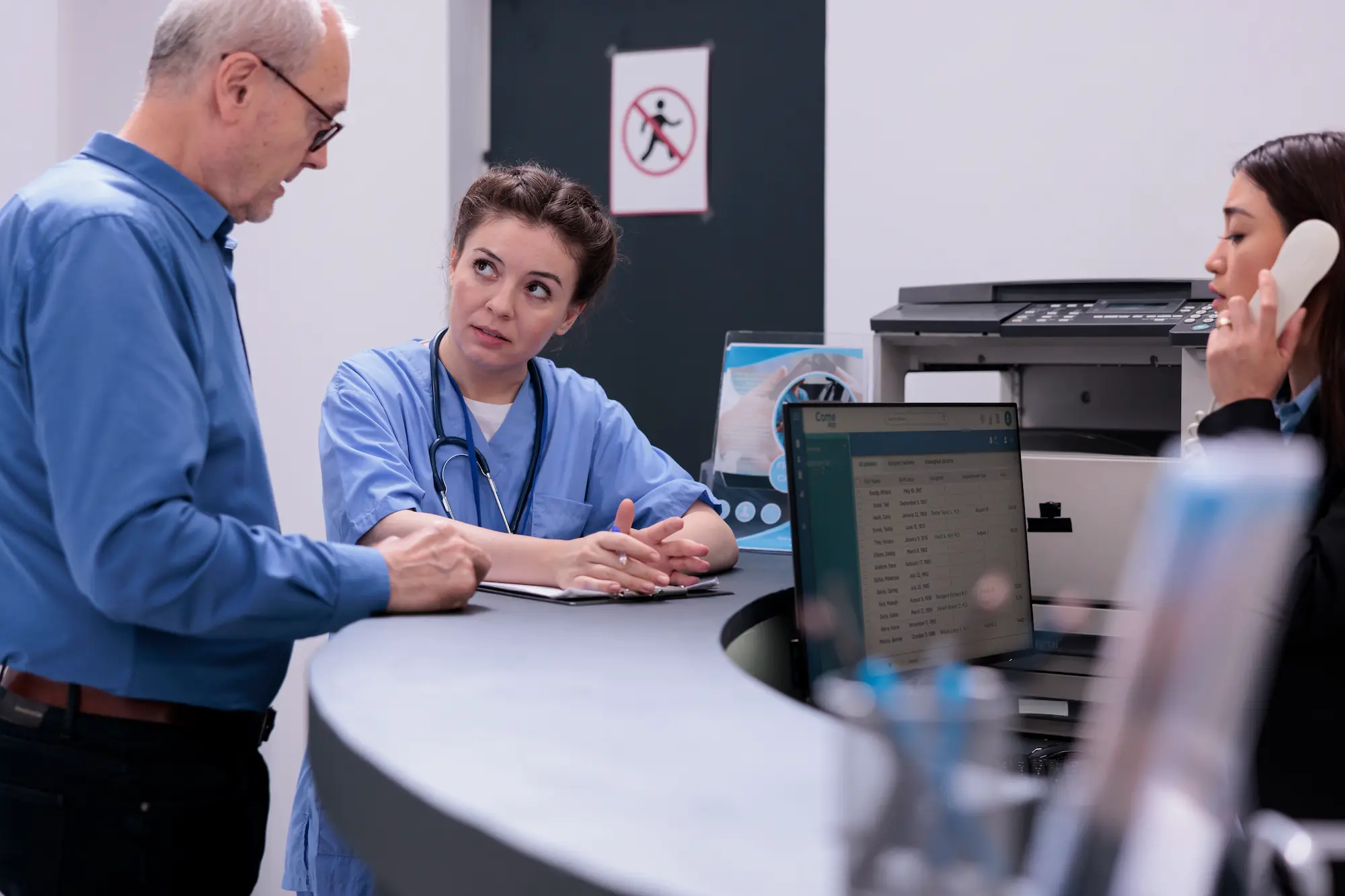 Überleitungsmanagement in der Pflege – Pflegefachkraft im Gespräch mit Patient zur Vorbereitung der häuslichen Intensivpflege durch VPS Intensivpflegedienst GmbH