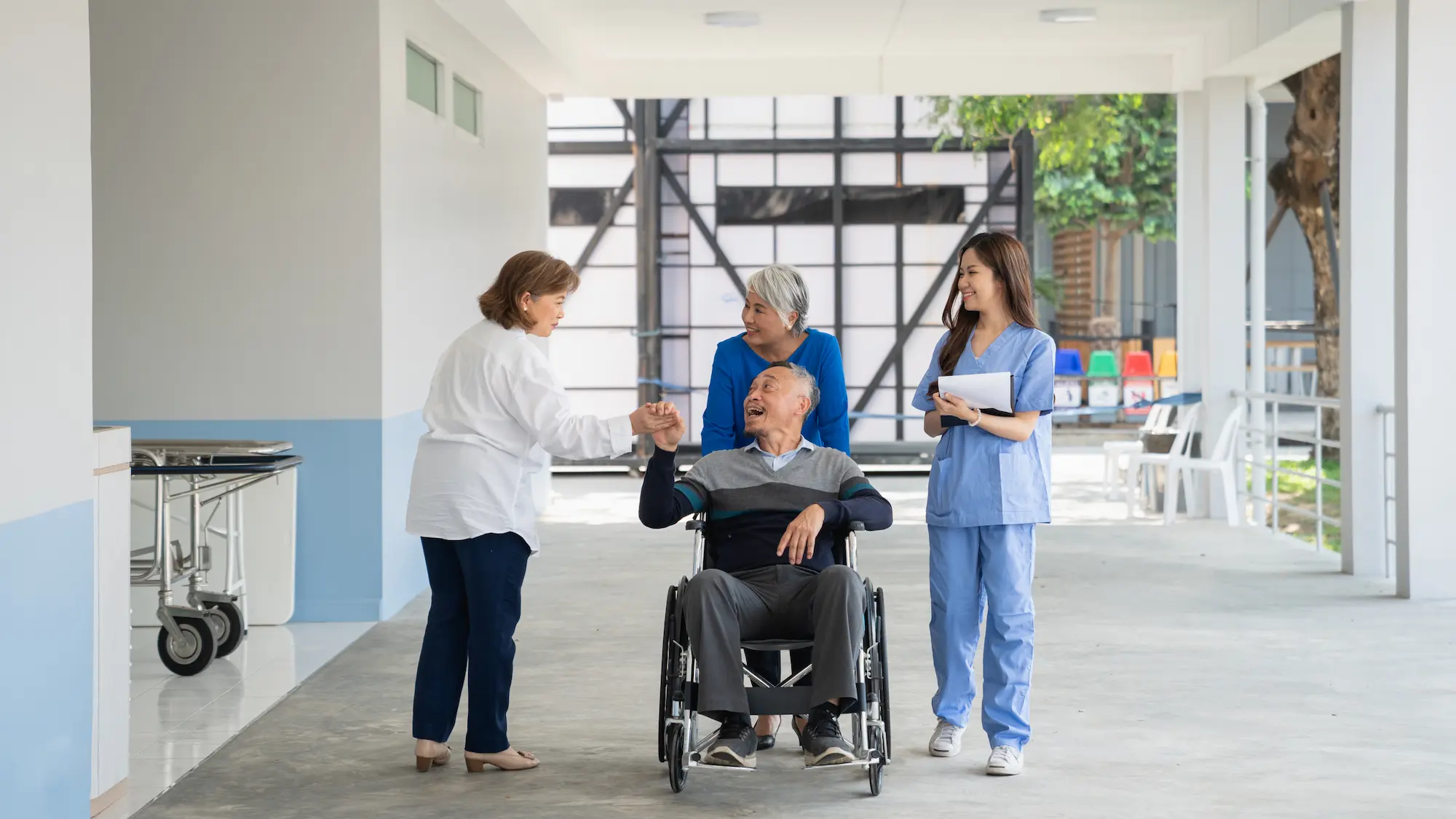 Pflegepersonal begleitet älteren Patienten im Rollstuhl – familiäre Betreuung und Vertrauen bei VPS Intensivpflegedienst GmbH