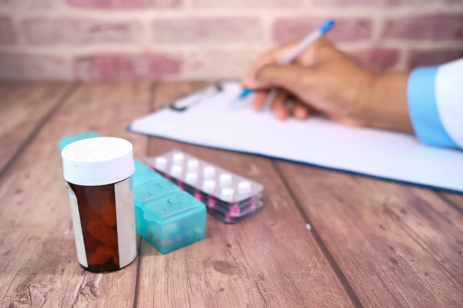 Tabletten und Dosierhilfe zur sicheren Medikamentengabe in der häuslichen Pflege.