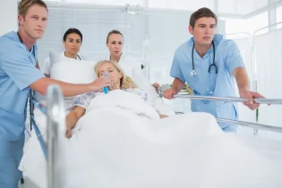 Intensivpflegeteam im Notfalleinsatz – schnelle Versorgung und Verlegung einer Patientin mit Atemunterstützung durch professionellen Intensivpflegedienst.